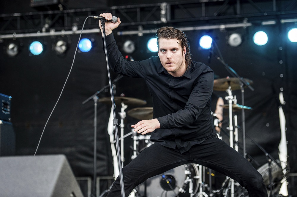 Vocalista George Clarke no palco com Deafheaven.