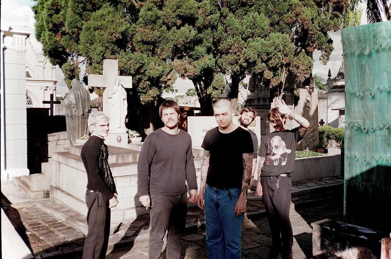 Imagem da banda Jovens Ateus em um cemitério