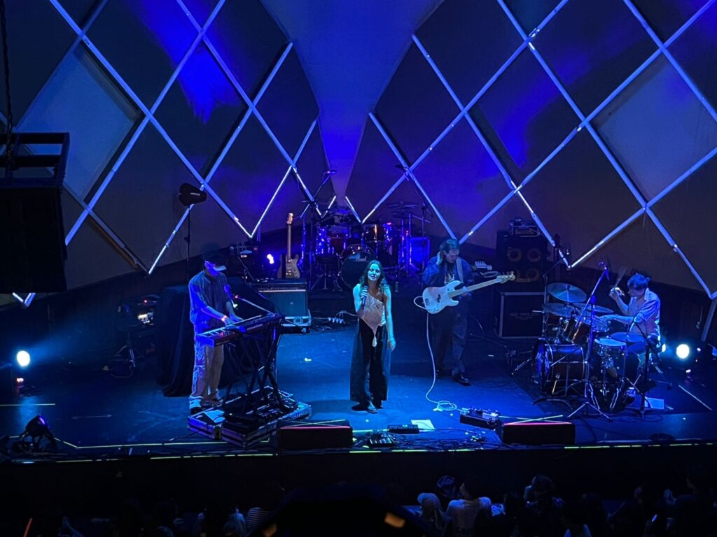 Imagem da banda Pluma no palco do Cine Jóia.