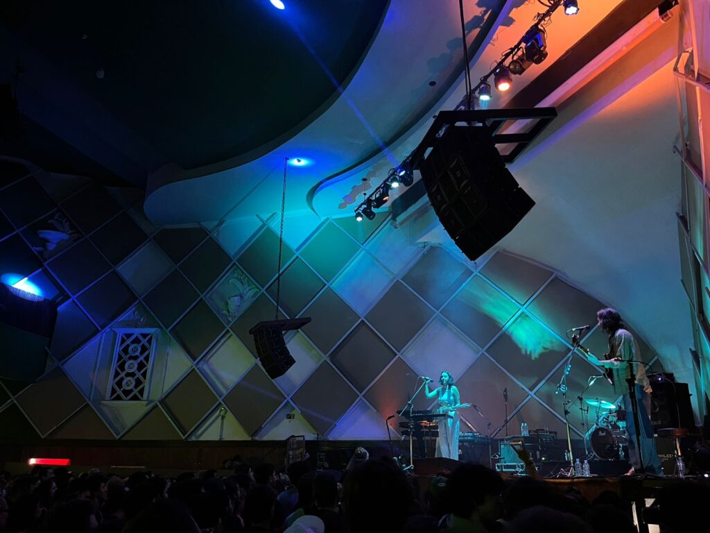 Imagem da banda Crumb no palco do Cine Joia.