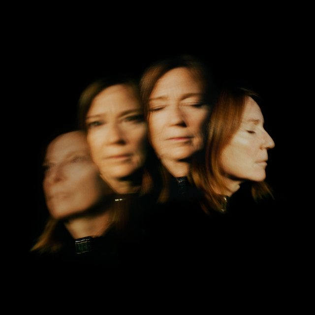 Capa com imagem de Beth Gibbons em longa exposição com quatro feições diferentes.