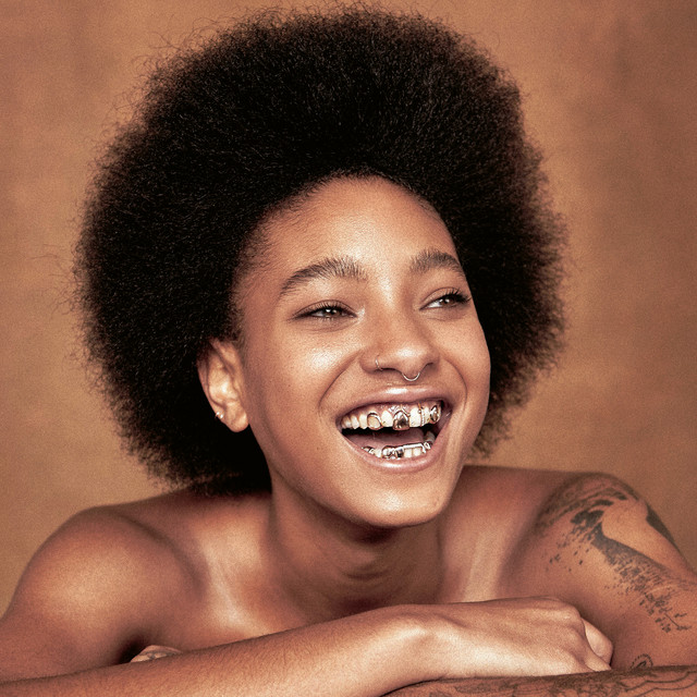 Capa com a imagem da cantora Willow sorrindo com dentes de ouro e de black power