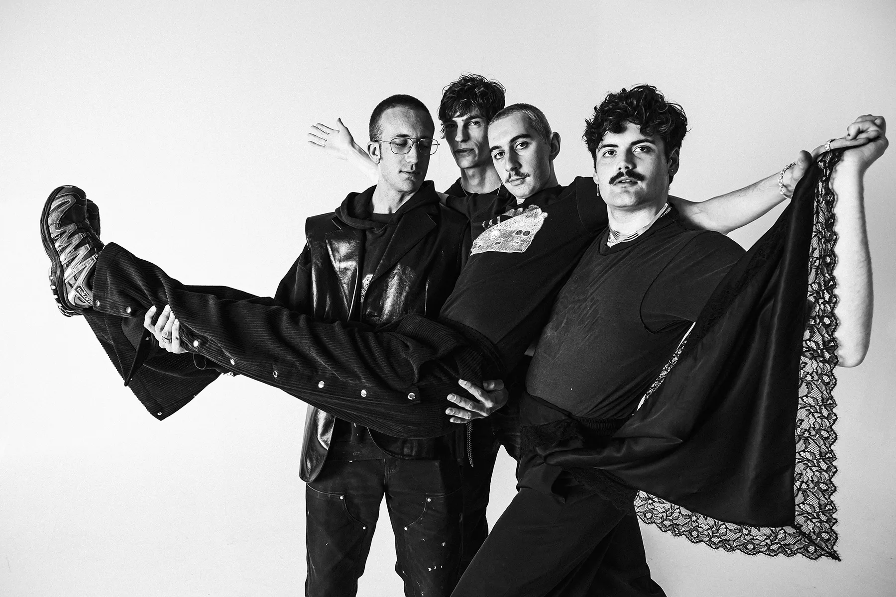 Imagem em preto e branco com integrantes da banda Model/Actriz