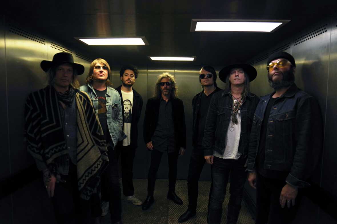Imagem com os sete integrantes da banda The Brian Jonestown Massacre