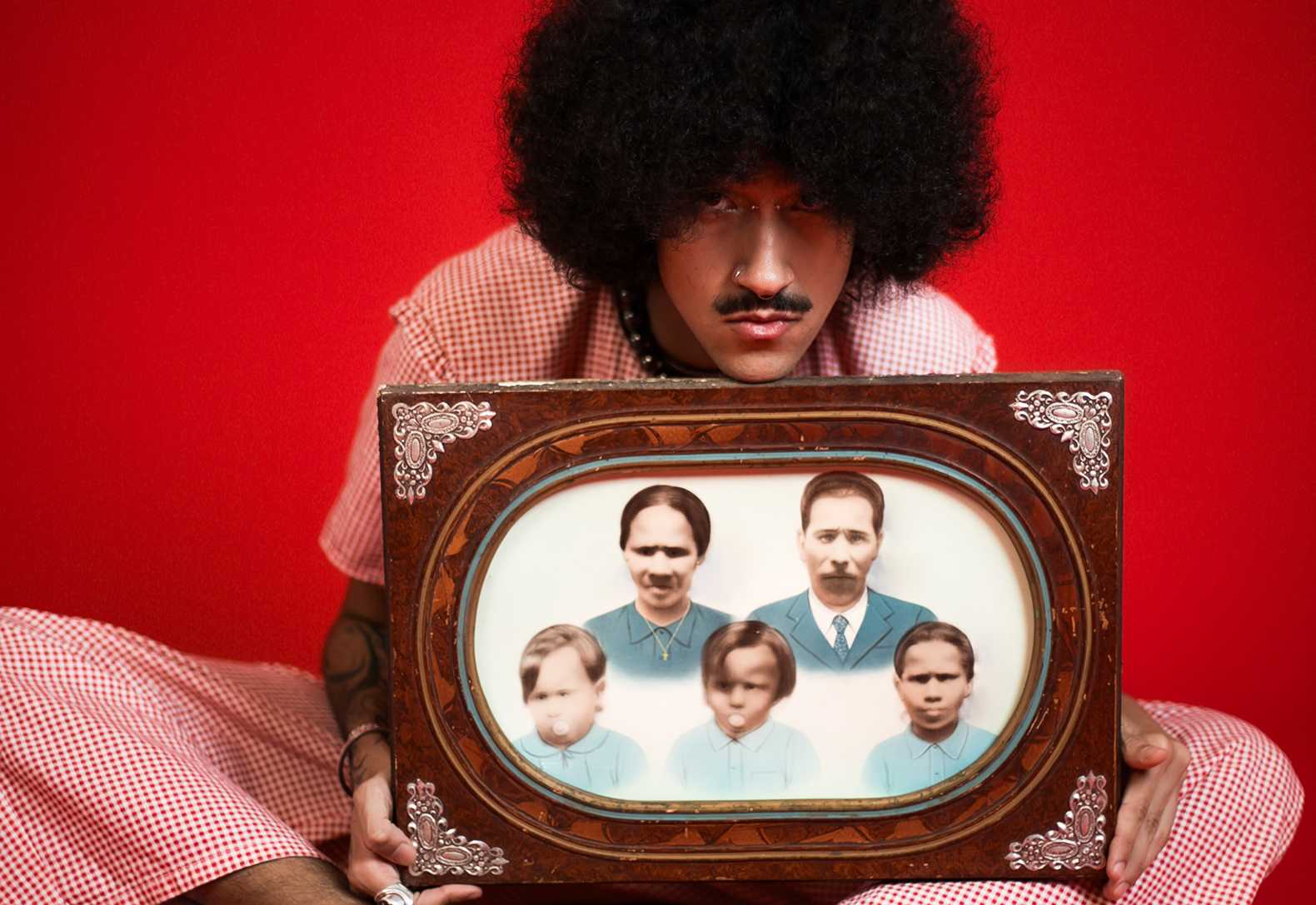 Stevie Victor materializa memórias, crises e afetos em seu primeiro disco autoral