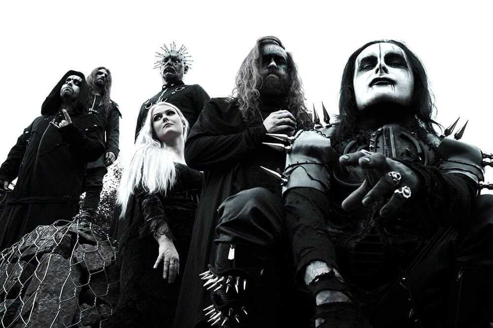 Imagem em preto e branco dos integrantes da banda Cradle of Filth
