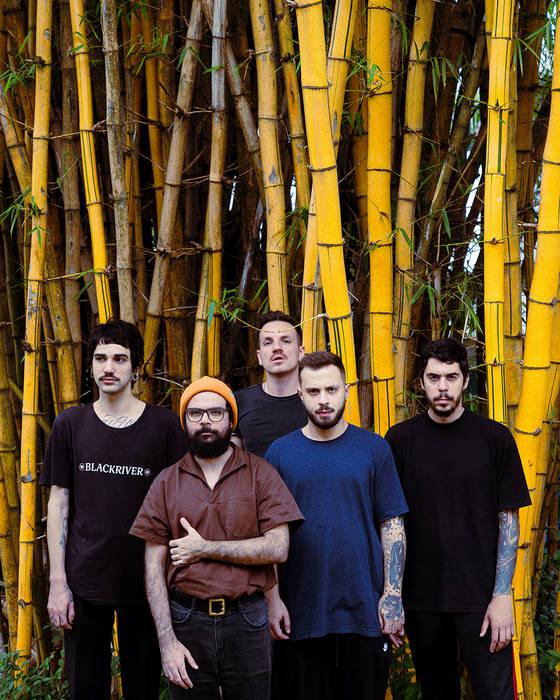 De Carne e Flor quebrando tudo com Em Teus Olhos Vejo Fendas