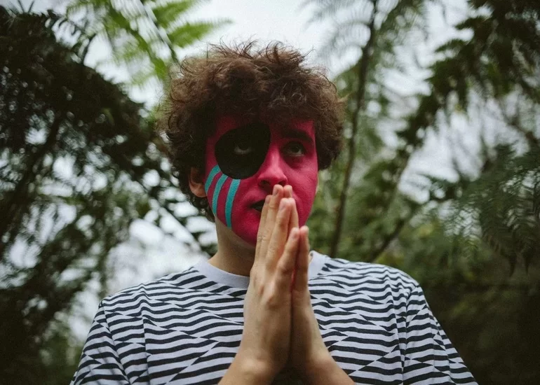 Pink Mario, um alien tentando entender as emoções humanas através da música